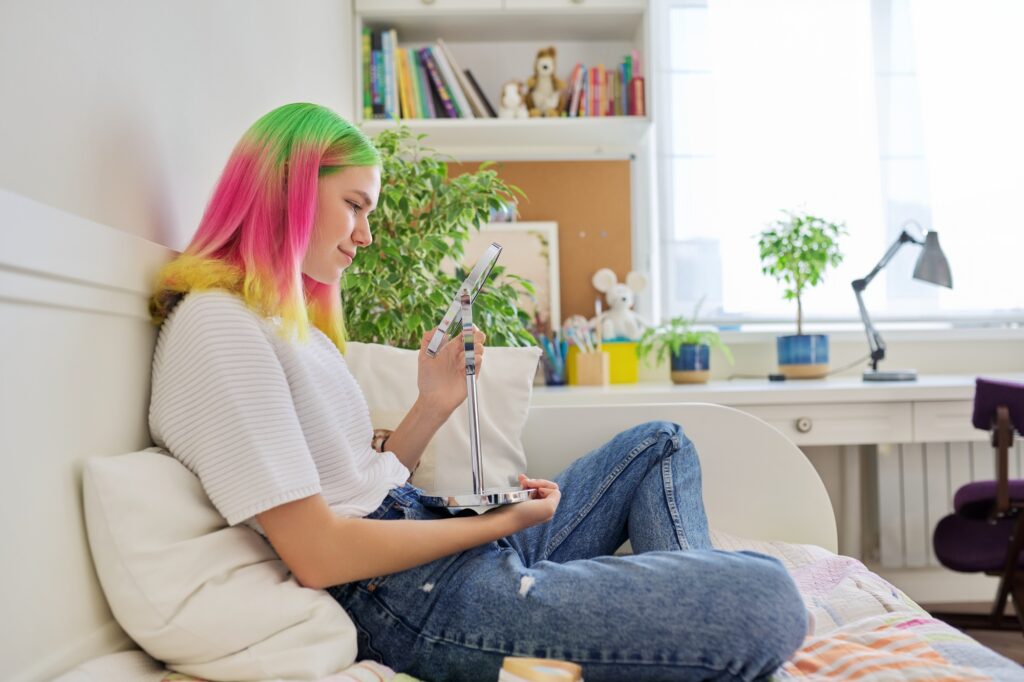 Image illustrant Illustration pour Les signes d'une faible estime de soi qui peuvent conduire à l'infidélité dans le contexte de Illustration pour Les signes d'une faible estime de soi qui peuvent conduire à l'infidélité