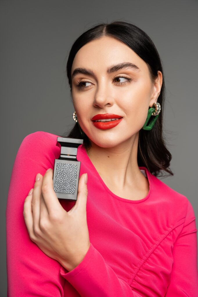 Image illustrant Illustration pour L'impact des parfums et de l'élégance sur le sex-appeal masculin dans le contexte de Illustration pour L'impact des parfums et de l'élégance sur le sex-appeal masculin